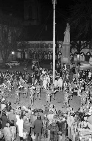 Freiburg: Rathausplatz; Tanz der Narren um den Narrenbaum