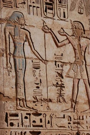 Tempelkomplex von Medinet Habu/Luxor, Darstellung einer Opferszene auf einer Wandfläche