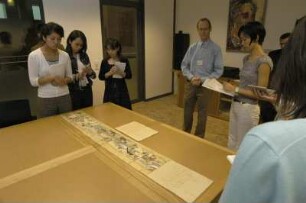 Präsentation einer japanischen Handschrift für japanische Studentinnen