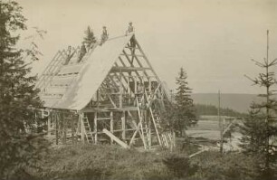 Altenberg-Schellerhau. Rohbau einer Skihütte. Zimmermänner beim Bau des Dachstuhls