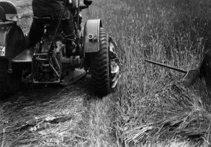 Traktor mit seitlich angebautem Mähbalken