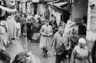 Reisefotos Algerien. Algier. Straße mit Einheimischen und Touristen in der Altstadt