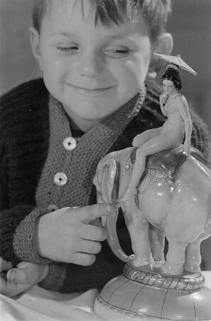 Porträt eines Jungen ( Lothar) mit einer Porzellanfigur