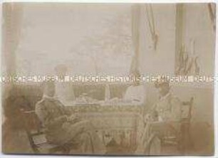 Offiziere der Schutztruppe für Deutsch-Südwestafrika in den Privaträumen des Distriktchefs und seiner Ehefau in Rehoboth, Ostern
