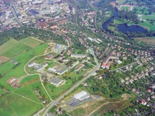 Jena. Stadtteilansicht über die Kahlaische Straße, den Schleichersee und das Ernst-Abbe-Sportfeld. Luftbild-Schrägaufnahme von Südsüdwest