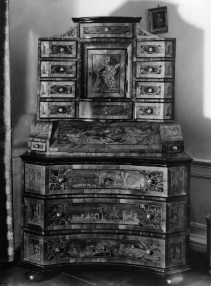 Sekretär und Kabinettschrank. Holz (1760/1800). Zeil, Schloß Zeil, Gelbes Zimmer : Sekretär und Kabinettschrank