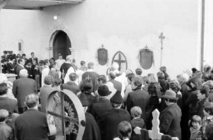 Langenegg, Vorarlberg: Feier vor der Kirche und Kranzniederlegung