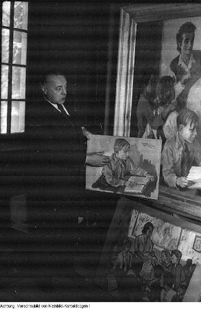 Rammenau, Schloss. 1. Sozialistische Künstlerbrigade Rammenau. Begutachtung von Arbeiten für die 3. Deutsche Kunstausstellung Dresden, Frühjahr 1953, u.a. durch Herbert Gute, 1952/53