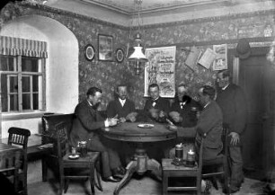 Kartenspieler im Gasthof 6 Linden