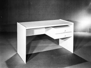 Schreibtisch : Berlin. VEB Möbelkombinat Berlin (MKB). Hausmesse, 1986. Schreibtisch. Holz, weiß beschichtet (1986; VEB Möbelkombinat Berlin (MKB))