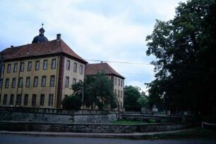 Schloss, Seitenansicht mit Grabenanlagen und Brücke