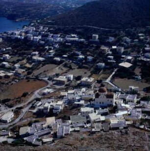 Griechenland. Blick vom Burgberg auf Platanos, Ortsteil Christos mit der namensgebenden Kirche (Christos-Kirche)