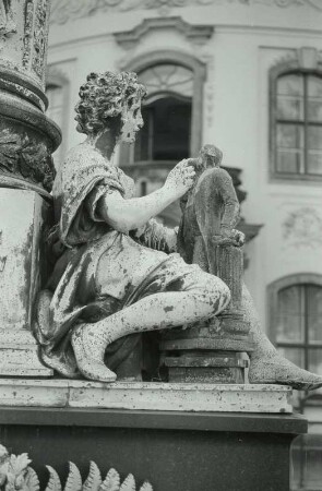 Denkmal für Ernst Rietschel : Allegorie der Modellierkunst vom Denkmal für Ernst Rietschel. Bronze, Granit, Syenit; H. ca. 2,50 m (1868-1876; J. Schilling). Dresden-Altstadt: Brühlsche Terrasse