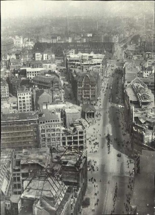 Hamburg. Blick auf die zerstörten Häuser an der Mönckebergstraße 1945