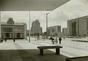 Berlin. Karl-Marx-Allee : Berlin. Karl-Marx-Allee. Blick vom Eingang zum Kino "International" nach Südosten zum Strausberger Platz