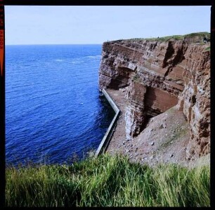 Helgoland: Klippen an der Südwestseite, mit Schutzmauer, unten