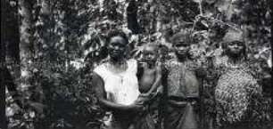 Drei afrikanische Frauen mit einem Kleinkind vor Urwaldkulisse