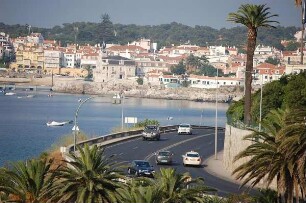 Estoril - Vorort von Lissabon : Blick vom Badeort Estoril bei Lissabon auf den Nachbarbadeort Cascais, an der Atlantik-Uferstraße, aufgenommen 2006