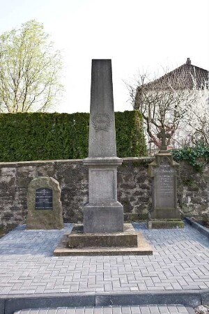 Ehrenmal und Grabsteine; Hungen, Am Kirchhof