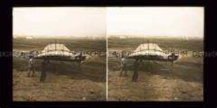 Hubert Lathams Flieger nach der Landung, Flugplatz Johannisthal, Berlin