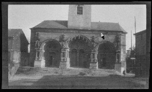 Vouziers (Dep. Ardennes, Frankreich): Kirchenportal der Kirche [Saint-Maurille]
