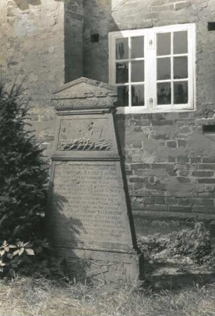 Grabstein des Kapitäns Michael Kraeft von Wieck, gestorben 1835
