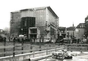 Dresden-Altstadt. Baustelle Coselpalais. Blick über Tiefbau (Tiefgarage) und geöffnete Flügelbauten zur Baustelle Frauenkirche
