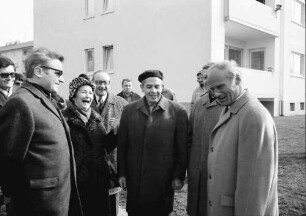 Freiburg: Julius-Brecht-Straße; zum 75 jährigen Jubiläum des Bauvereins Freiburg; vier Eichen als Geschenk der Stadt; Oberbürgermeister und Bauvereinsmitglieder