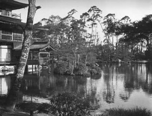 Kyoto. Kinkaku-ji (nach 1394). Teilansicht des Goldenen Pavillons im Wasser des Sees Kyōkochi