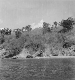 Ufer : Blick zu einem Hang am Ufer des Tanganjikasees nahe Kigoma