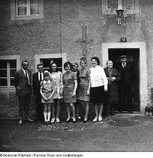 Jugendweihe und Jugendstunden (Offizierswerber, Konzert, Bildnis und Gruppenbildnis, Besuch bei Eva Schulze-Knabe, Feier, offiziell und im Familienkreis, vor dem Rundkino, Konzentrationslager Buchenwald, Weimar, Sternwarte, ausländische Musikensemble)