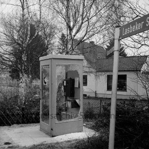 Lasbek-Gut: Lasbeker Straße, Ecke Haveruhm: Vandalismus an Telefonzelle: vorn rechts Straßenschild: dahinter Wohnhaus