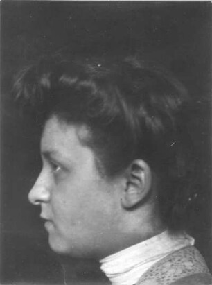 Porträt von Etha Richter im Profil
