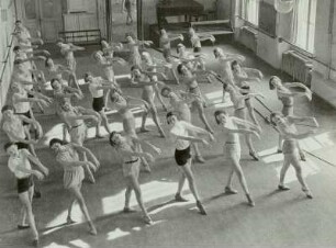 Tanzgruppe des Staatstheaters Dresden im Übungssaal, aus: Künstlerbuch der Sächsischen Staatstheater, um 1934