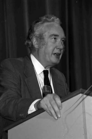 27. Tagung 1977 Chemiker; Sitzreihen im Theater: Sir Derek H. R. Barton beim Vortrag