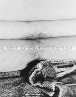 Detailaufnahme eines nackten Bauches mit Jeans (Altersgruppe 18-21G)