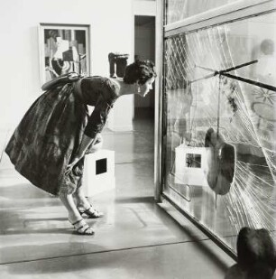 Modeaufnahme, Modell vor dem "Großen Glas" von Marcel Duchamp, Philadelphia Museum of Art