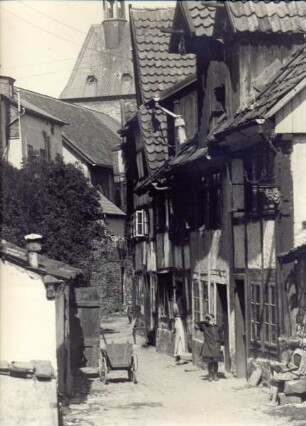 Bruchmauerstraße. Detmold. Blickrichtung Westen, im Hintergrund der Turm von St. Bonifatius
