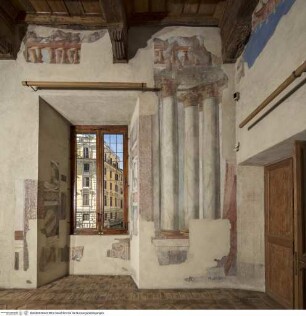 Illusionistische Freskendekoration mit Landschaftsdarstellungen auf gemalten Wandteppichen zwischen Architekturrahmungen, Bildfragment mit Balustrade und Putten und Girlande oberhalb von korinthischer Säulengruppe
