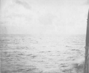 Blick vom Schiff auf offene See