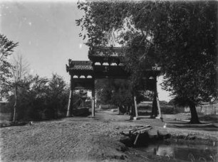 Tor im chinesischen Baustil : Ein Tor im chinesichen Baustil in der Umgebung des Tian Shan Hochgebirges