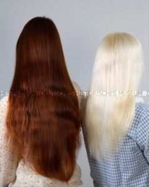 Rückenansicht von zwei Frauen mit langem roten bzw. blonden Haar (Altersgruppe D)