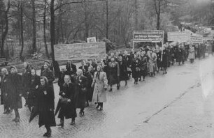 Demonstration in Schwarzenberg mit der Losung: "Der Volkskongress für den Frieden hilft uns im Kampf um den Friedensvertrag" anlässlich des 1. Volkskongresses für Einheit und gerechten Frieden 1947 : Demonstration in Schwarzenberg anlässlich des 1. Volkskongresses für Einheit und gerechten Frieden 1947