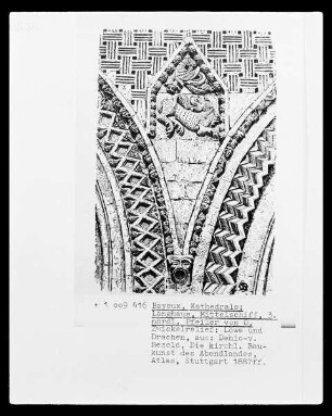 Bayeux, Kathedrale, Langhaus, Mittelschiff, Zwickelrelief: Löwe und Fabelwesen