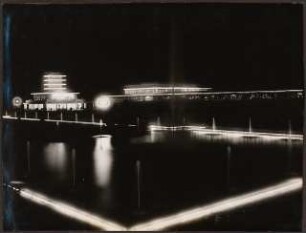 Fotoalbum: Deutsche Gartenbau- und Schlesische Gewerbe-Ausstellung (GUGALI), Liegnitz: Springbrunnen- und Wasseranlage mit Fontäne vor Weinrestaurant und Bergerhallen bei Nacht