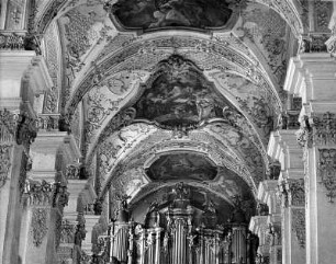 München. Pfarrkirche Heilig Geist (Umbau 1724-1730; J. G. Ettenhofer, Gebr. Asam). Pfeilerabschlüsse und Deckengewölbe des Mittelschiffs gegen Orgel von W. Siemann 1921 (Werkneubau hinter originalem Prospekt; Kriegsverlust 1944)