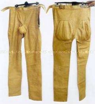 Hose mit drei baumelnden Säckchen vorne und ausgearbeitetem Po
