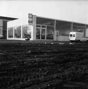 Helmut Bahr Autohandel und Werkstatt: Hamburger Straße: Neubau: Einweihung: vorn unbefestigtes Gelände: hinten rechts und links Pkws: links dahinter Gebäude: 3. November 1973