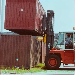 Lagerung von Containern für radioaktive Abfälle im Außenbereich der Hauptabteilung Dekontaminationsbetriebe (HDB)