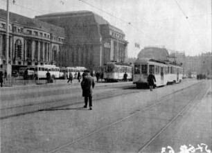 Leipzig: Straßenbahnen u. Omnibusse vor Hauptbahnhof